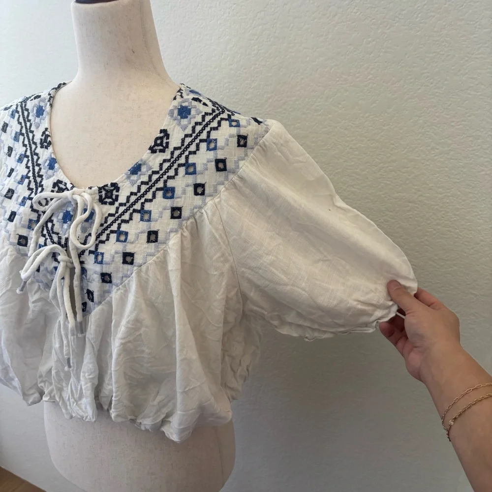 Free People Joni embroidered crop top size Medium‎ linen blend